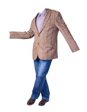 Erkek düğmesi açık kahverengi ceket, erkek kot pantolon, siyah deri ayakkabılar ve beyaz arka planda izole edilmiş mor gömlek.