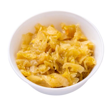 Beyaz arka planda izole edilmiş beyaz tabakta haşlanmış lahana. Ağır ateşte pişmiş lahana. Sağlıklı yiyecekler. Vgretian yemekleri