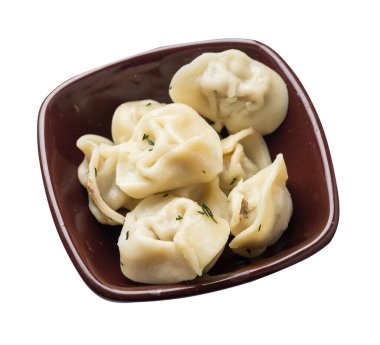 Kahverengi tabakta hamur köfteleri beyaz arka planda izole edilmiş. Kaynamış hamur köfteleri.