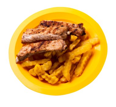 Kızarmış domuz pirzolası, patates kızartması ve sarı tabak. Beyaz arka planda patates kızartmalı domuz pirzolası. Patatesli pirzola.