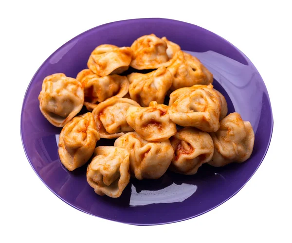Knoedels Paarse Plaat Geïsoleerd Witte Achtergrond Knoedels Tomatensaus Bovenaanzicht Dumplings — Stockfoto