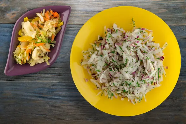 Salada Daikon Cebolas Endro Fundo Madeira Cinza Azul Salada Prato — Fotografia de Stock