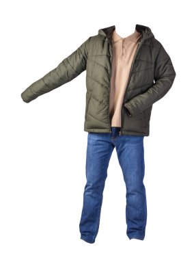 Fermuarlı hakki ceket, açık kahverengi gömlek ve beyaz arka planda izole edilmiş mavi kot pantolon. Sıradan moda kıyafetleri.
