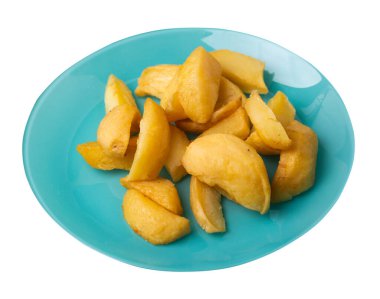 Turkuaz tabakta kızarmış patates dilimleri. Kızarmış patates sebzeleri beyaz arka planda izole edilmiş. Kırsal yiyecekler üst görünüm