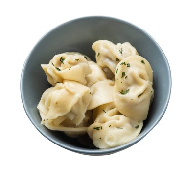 Beyaz arka planda izole edilmiş hamur köfteleri. Haşlanmış hamur köfteleri. Dereotlu üst görünüm.