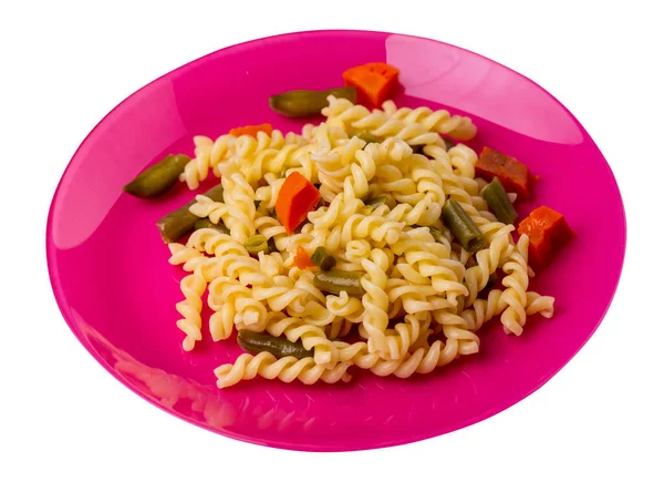 配上绿豆的意大利面 粉红盘上有大蒜和胡萝卜 背景为白色 地中海厨房 有蔬菜的面食 — 图库照片
