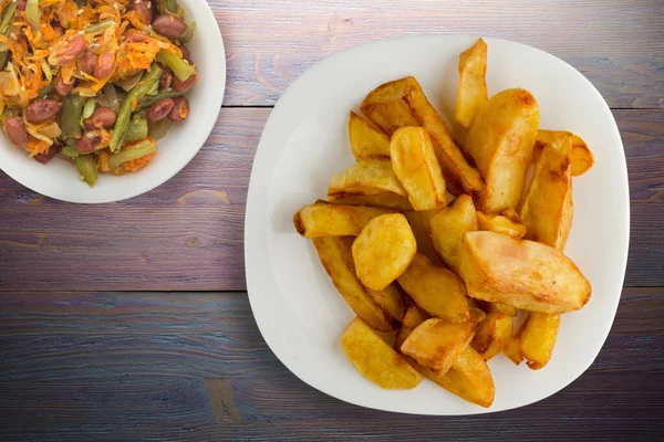 Freír Las Patatas Sobre Fondo Madera Púrpura Patatas Fritas Plato — Foto de Stock