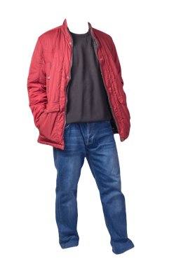 Kırmızı ceket, siyah kazak ve beyaz arka planda izole edilmiş kot pantolon. Sıradan moda kıyafetleri.