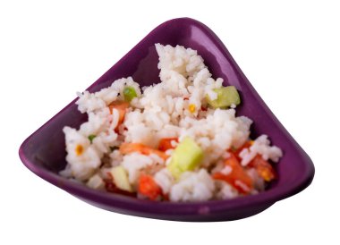 Kırmızı kahverengi tabakta sebzeli pilav beyaz arka planda izole edilmiş. Domatesli pilav, salatalık ve soğan. Sağlıklı kahvaltı pirinci.