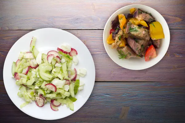 Salat Mit Gurken Und Eiern Auf Einem Weißen Teller Auf — Stockfoto