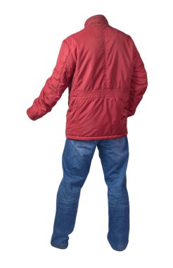 Kırmızı erkek ceketi ve mavi kot beyaz arka planda izole edilmiş. Günlük giysiler.