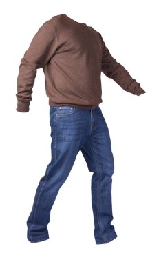 Beyaz arka planda izole edilmiş erkek kazağı ve mavi kot pantolon. Günlük kıyafetler.