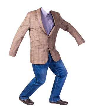 Erkek düğmesi açık kahverengi ceket, erkek kot pantolon, siyah deri ayakkabılar ve beyaz arka planda izole edilmiş mor gömlek.