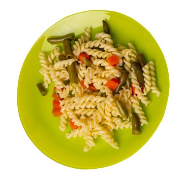 yeşil fasulyeli makarna sarımsaklı ve limon tabağında havuç beyaz arka planda izole edilmiş. Akdeniz Mutfağı. sebzeli makarna..