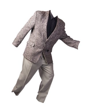 Erkek gri ceket, siyah gömlek ve beyaz arka planda izole edilmiş açık gri pantolon. resmi takım