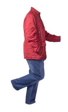 Kırmızı erkek ceketi ve mavi kot beyaz arka planda izole edilmiş. Günlük giysiler.