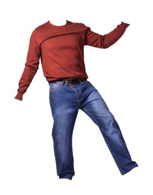 Erkekler koyu kırmızı kazak ve mavi kot pantolon. Beyaz arka planda izole edilmiş. Günlük kıyafetler.