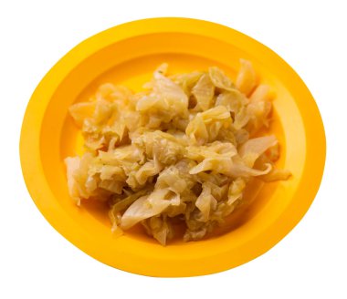 Beyaz arka planda izole edilmiş sarı tabakta haşlanmış lahana. Ağır ateşte pişmiş lahana. Sağlıklı yiyecekler. Vgretian yemekleri