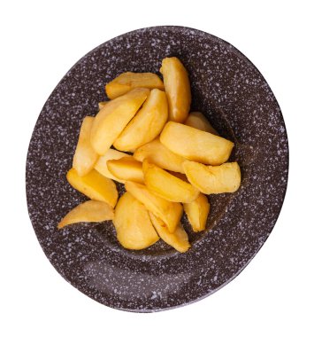 Kahverengi tabakta kızarmış patates dilimleri. Kızarmış patates sebzeleri beyaz arka planda izole edilmiş. Kırsal gıda üst görünümü