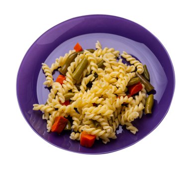 yeşil fasulyeli makarna sarımsaklı ve mor tabakta havuç beyaz arka planda izole edilmiş. Akdeniz Mutfağı. sebzeli makarna..