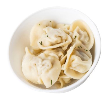 Beyaz tabaktaki hamur köfteleri beyaz arka planda izole edilmiş. Kaynamış hamur köfteleri. Üst manzarada dereotlu et köfteleri.