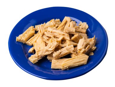 Mavi tabakta soyalı kuşkonmaz, beyaz arka planda izole edilmiş. Sağlıklı yemek. Asya yemekleri. soya kuşkonmaz eriştenin üst tarafı görünür..