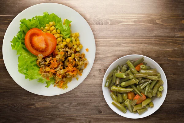 Ensalada Con Estómagos Pollo Con Zanahorias Maíz Ensalada Plato Blanco —  Fotos de Stock