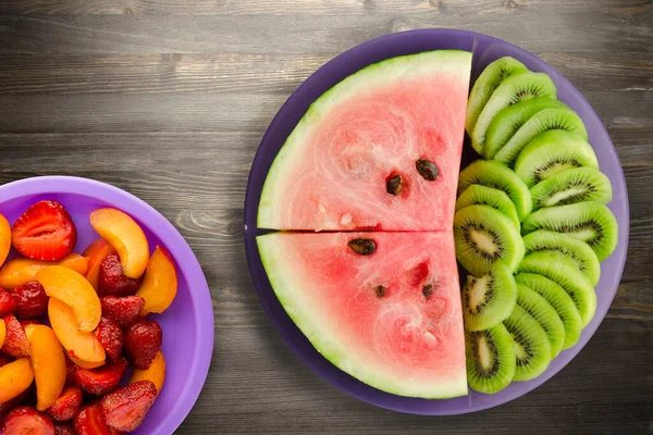 Wassermelone Und Kiwi Scheiben Geschnitten Auf Einem Lila Teller Auf — Stockfoto