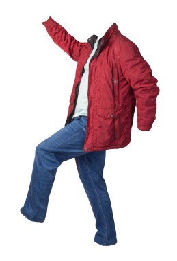 Kırmızı ceket, turkuaz gömlek ve beyaz arka planda izole edilmiş mavi kot pantolon. Sıradan moda kıyafetleri.