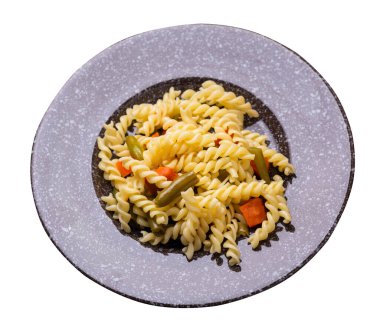 yeşil fasulyeli makarna sarımsaklı ve kahverengi tabakta havuç beyaz arka planda izole edilmiş. Akdeniz Mutfağı. sebzeli makarna..