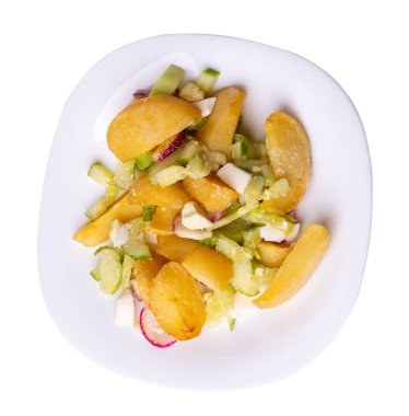 Beyaz arka planda izole edilmiş, sebzeli patates dilimleri. abur cubur Köy yemekleri. Sebzeli patates..