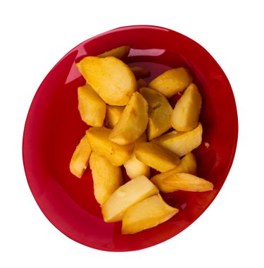 Kırmızı tabakta kızarmış patates dilimleri. Kızarmış patates sebzeleri beyaz arka planda izole edilmiş. Kırsal yiyecekler üst görünüm