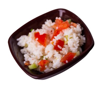 Kahverengi tabakta sebzeli pirinç beyaz arka planda izole edilmiş. Domatesli pilav, salatalık ve soğan. Sağlıklı kahvaltı pirinci.