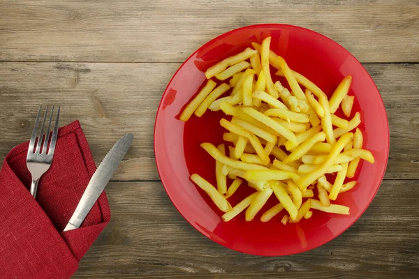 Kartoffeln Auf Einem Hölzernen Untergrund Braten Bratkartoffeln Auf Rotem Teller — Stockfoto