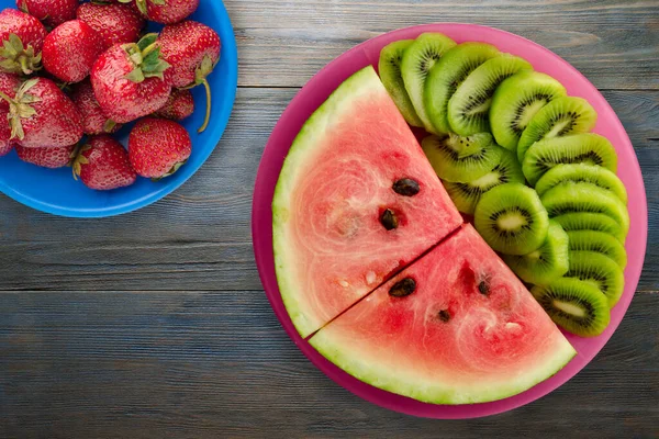 Wassermelone Und Kiwi Scheiben Geschnitten Auf Einem Roten Teller Mit — Stockfoto