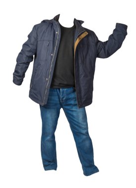 Fermuarlı koyu mavi ceket, kahverengi kazak ve beyaz arka planda izole edilmiş mavi kot pantolon. Sıradan moda kıyafetleri.