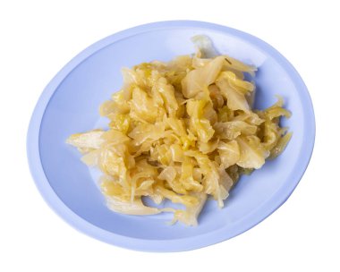 Hafif mavi tabakta ağır ateşte pişmiş lahana, beyaz arka planda izole edilmiş. Ağır ateşte pişmiş lahana. Sağlıklı yiyecekler. Vgretian yemekleri