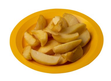 Sarı tabakta kızarmış patates dilimleri. Kızarmış patates sebzeleri beyaz arka planda izole edilmiş. Kırsal yiyecekler üst görünüm