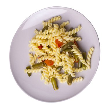 sarımsaklı yeşil fasulyeli makarna ve açık gri tabakta havuç beyaz arka planda izole edilmiş. Akdeniz Mutfağı. sebzeli makarna..