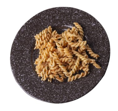 Beyaz arka planda izole edilmiş kahverengi tabakta makarna. Dereotlu domates soslu makarna. makarna üst görünümü