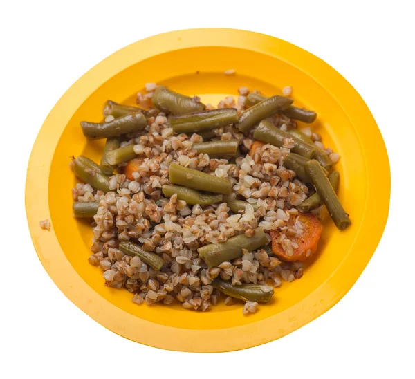 Beyaz arka planda izole edilmiş sarımsaklı ve havuçlu yeşil fasulyeli karabuğday. Yeşil tabakta diyet kahvaltısı. sağlıklı yiyecek vejetaryen üst görünümü