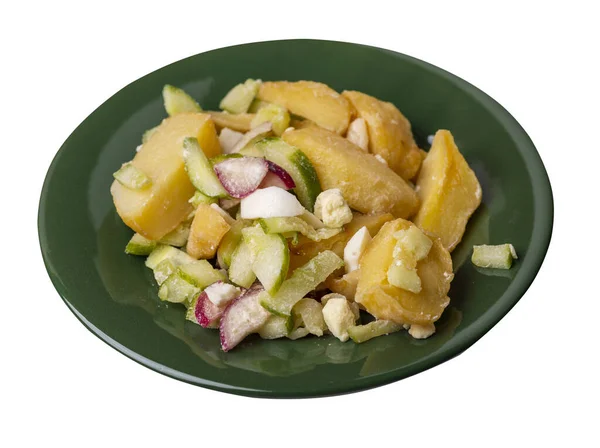 Yeşil tabakta sebzeli patates dilimleri beyaz arka planda izole edilmiş. abur cubur Köy yemekleri. Sebzeli patates..