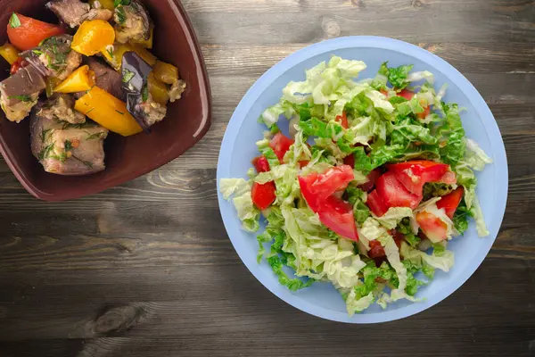 Vegetarisches Essen Von Oben Kohl Tomaten Salat Auf Hellblauem Teller — Stockfoto