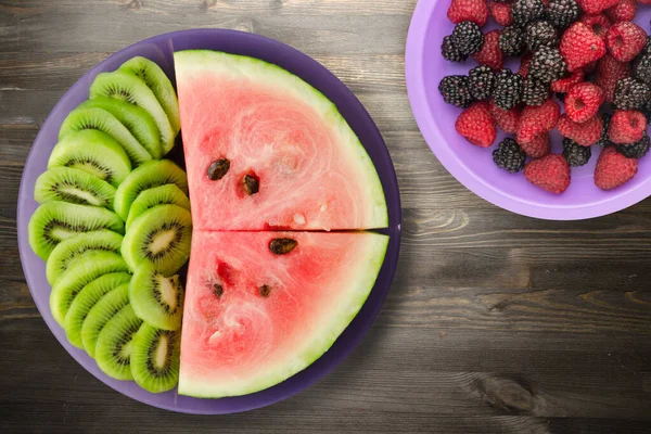 Watermelon Kiwi Sliced Purple Plate Black Wooden Background Fruits Plate — Stock Photo, Image