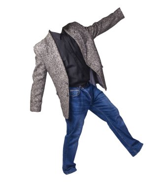 Beyaz arka planda siyah gömlekli ve mavi kotlu, düğmeli erkek ceketi. Sıradan stil