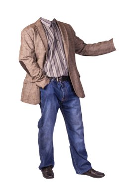 Erkek düğmesi açık kahverengi ceket, erkek kot pantolon, deri siyah ayakkabı ve beyaz arka planda izole edilmiş gri çizgili gömlek.