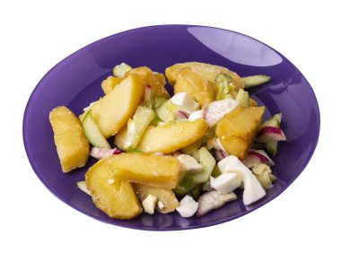 Mor tabakta sebzeli patates dilimleri beyaz arka planda izole edilmiş. abur cubur Köy yemekleri. Sebzeli patates..