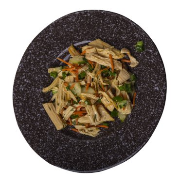 Soya kuşkonmaz ve havuçlu salata, salatalık ve kahverengi tabakta köfte. Beyaz arka planda izole edilmiş bir tabakta vejetaryen soya salatası. sağlıklı beslenme üst görünümü.