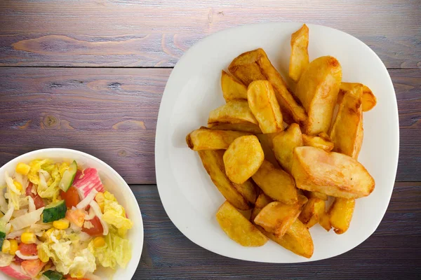 Batatas Fritas Fundo Madeira Roxa Batatas Fritas Placa Branca Com — Fotografia de Stock