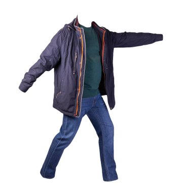 Fermuarlı koyu mavi ceket, turkuaz süveter ve beyaz arka planda izole edilmiş mavi kot pantolon. Sıradan moda kıyafetleri.